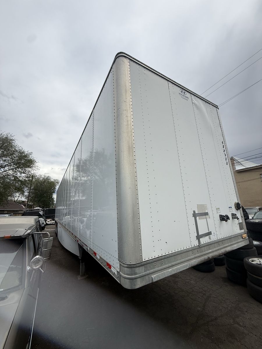22 Hyundi Semi Trailer