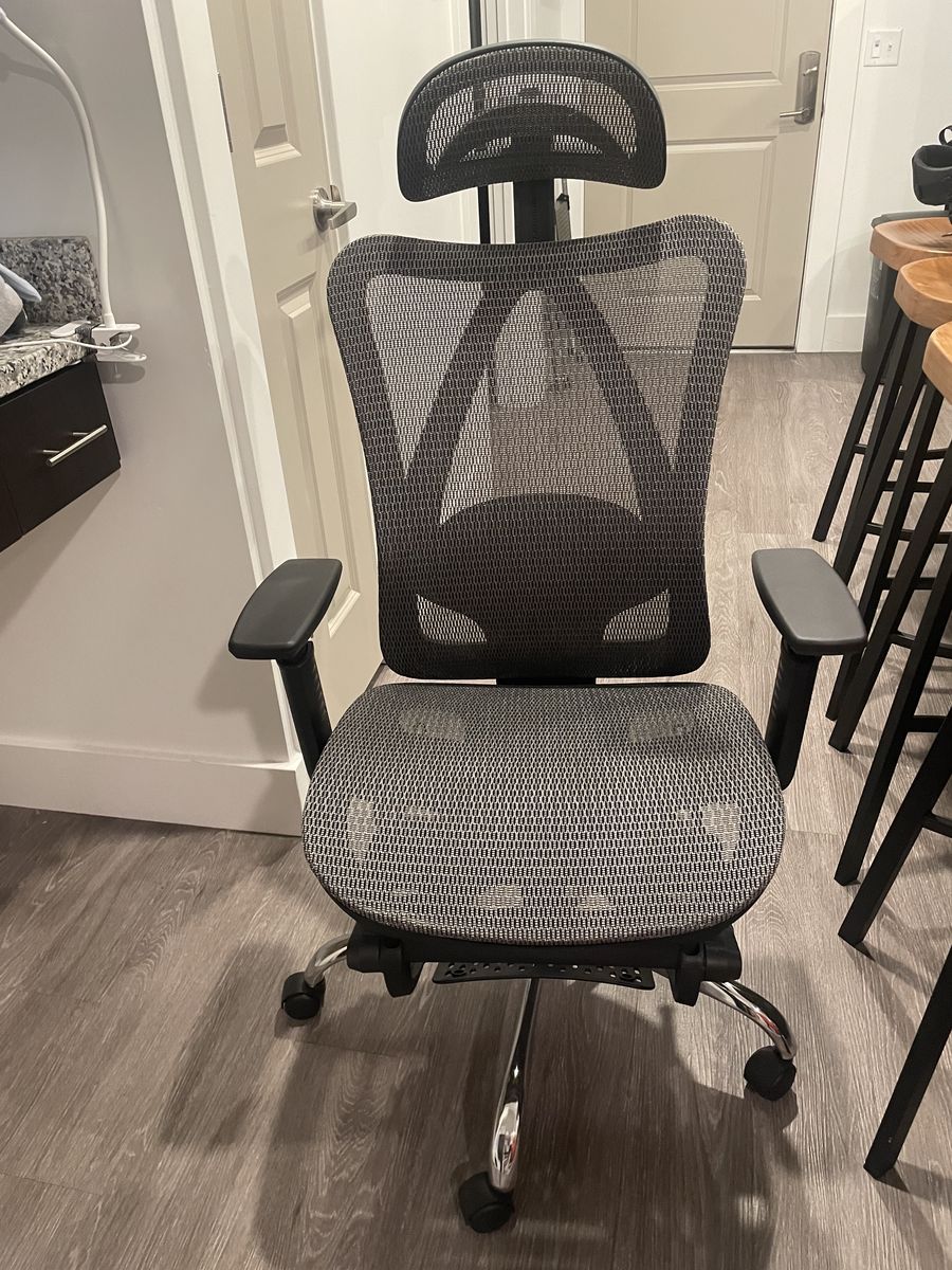 Like-New Ergonomic Mesh Office Chair w/ Headrest