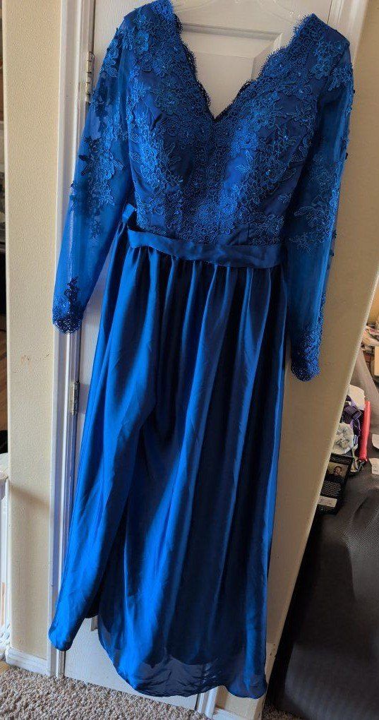 Stunning Royal Blue Long Sleeve Lace Formal Evening Gown Size 11-12.