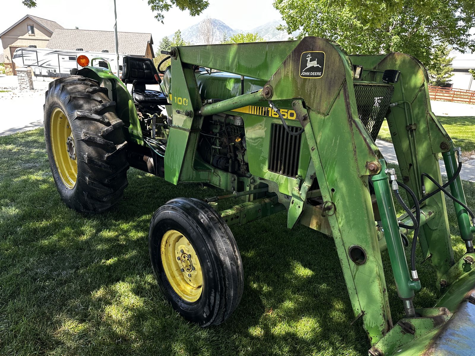 John Deere 1650 Tractor w/Loader