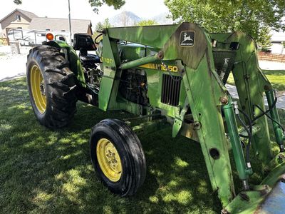 John Deere 1650 Tractor w/Loader