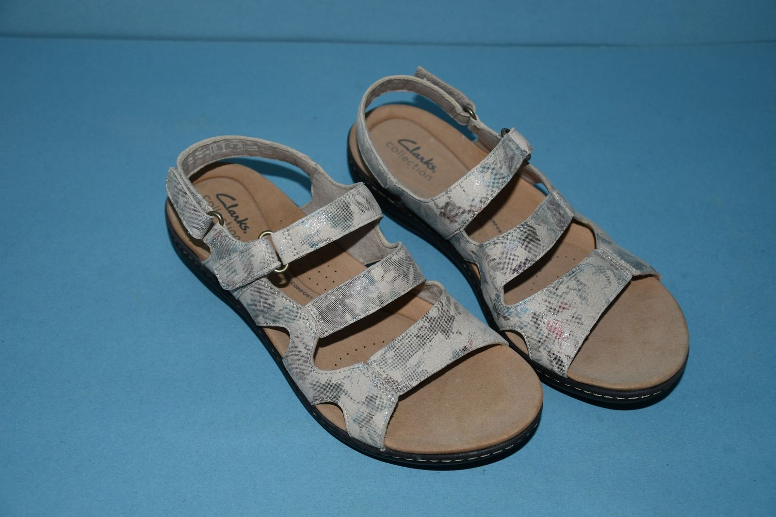 NWOB WOMEN'S CLARKS SANDALS ~ SIZE 8 ~ TAN with PATTERN ~ ADJ STRAP ~ HEEL HEIGHT 1.25"