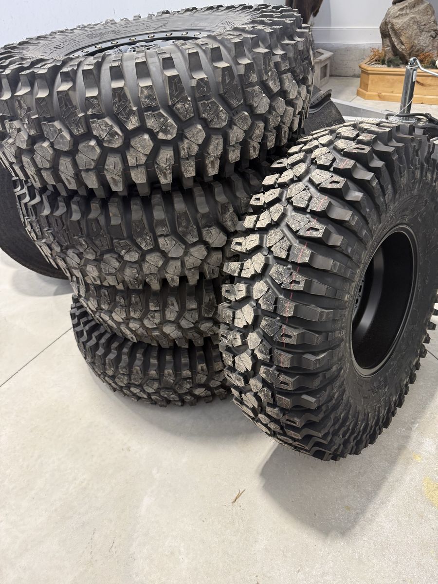 35"  Roxxzillas Maxxis  Tires With Statem 3 Wheels