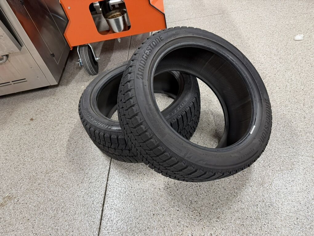 Bridegestone Blizzak Snow Tires 235/45R17