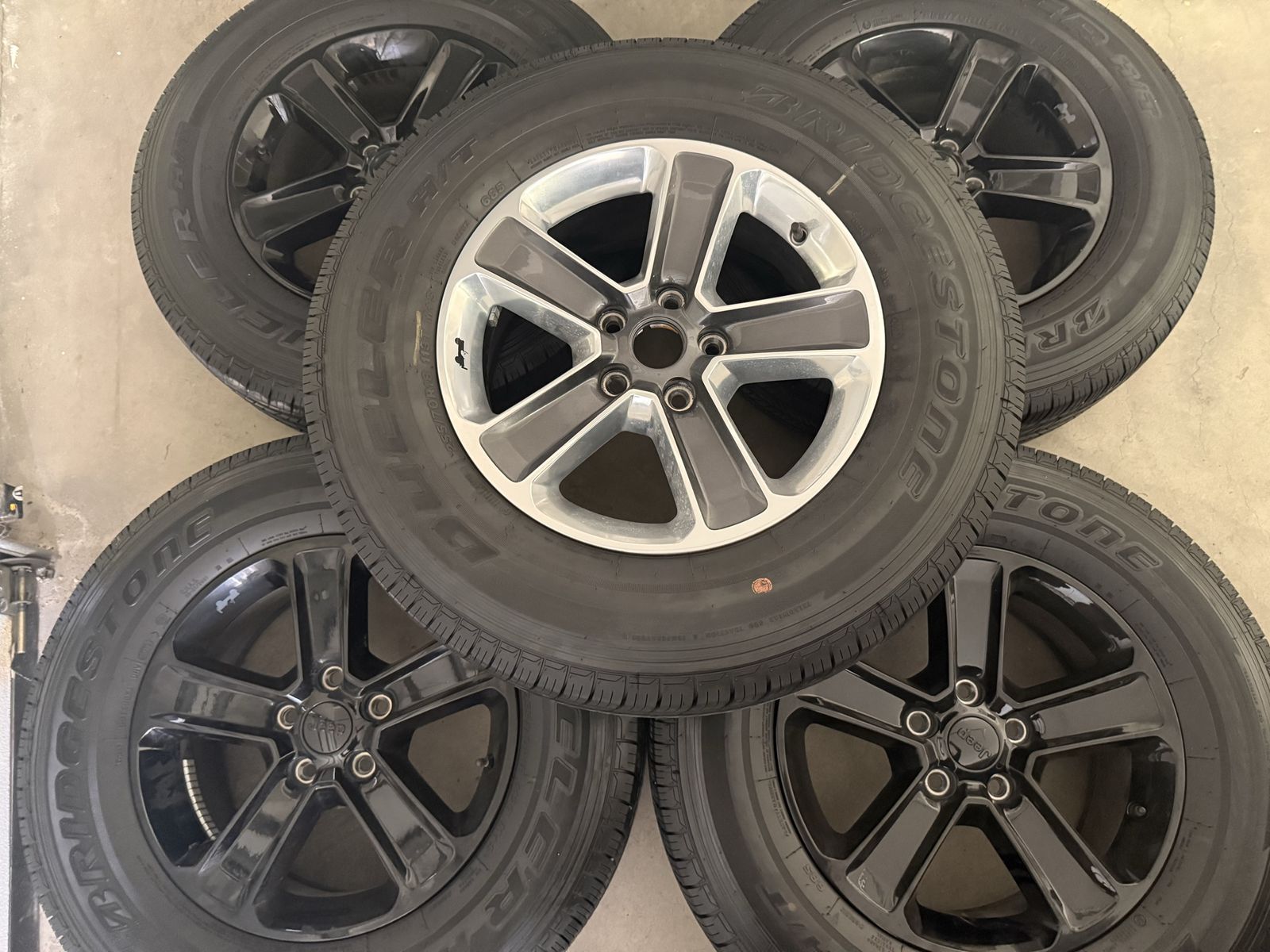 5 Jeep wheels 5-127 bolt pattern and tires 255/70r18 and TPMS included