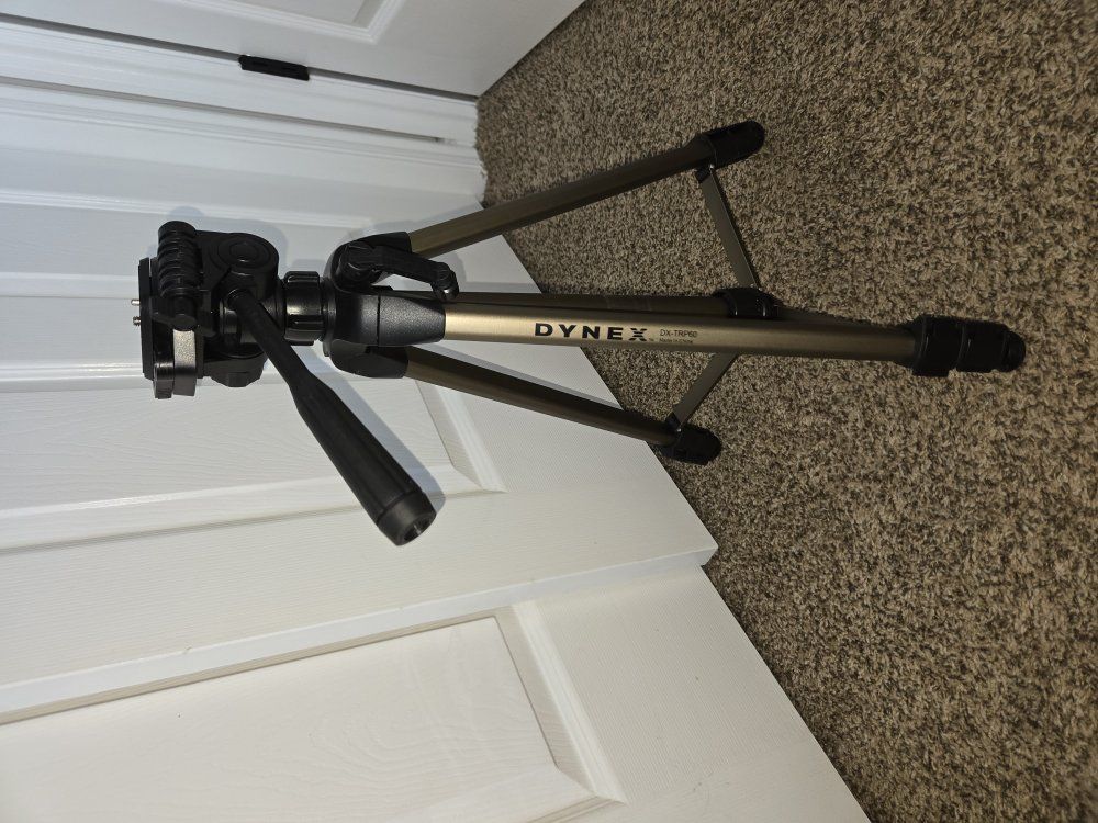 Tripod, dynex dx-trp60 with carrying case