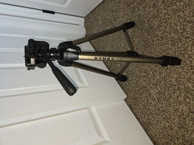 Tripod, dynex dx-trp60 with carrying case