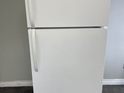 Frigidaire White Refrigerator, Freezer on Top, With 30 Day Warranty!