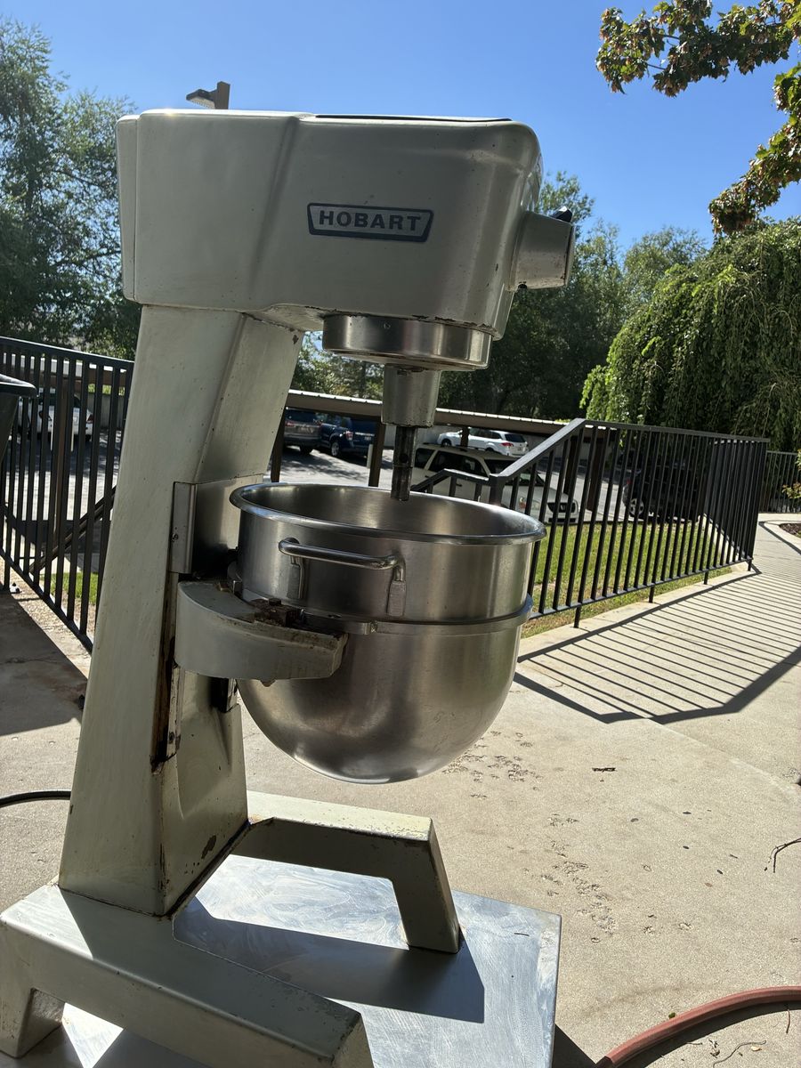 Hobart D300 30-Quart Commercial Mixer - Kitchen Restaurant Bakery $2,000 O.B.O