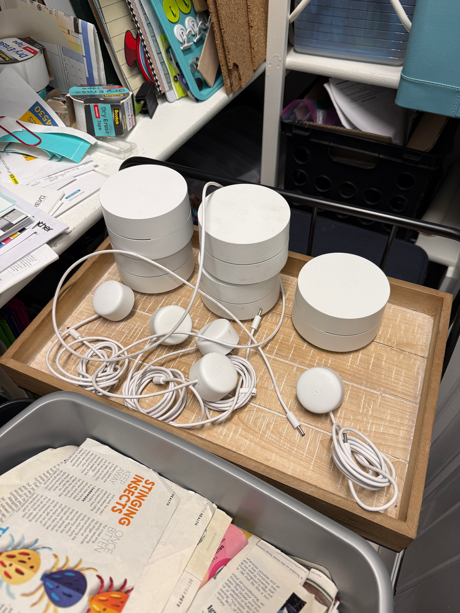 FIVE - Almost new Google WiFi Mesh System AC1200 Hubs