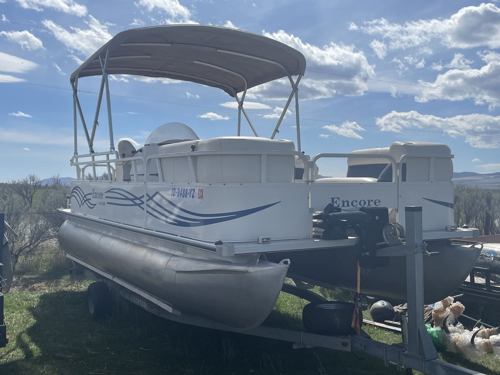 18' Pontoon Boat