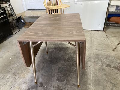 Walter of Wabash Dinette w/ 4 chairs