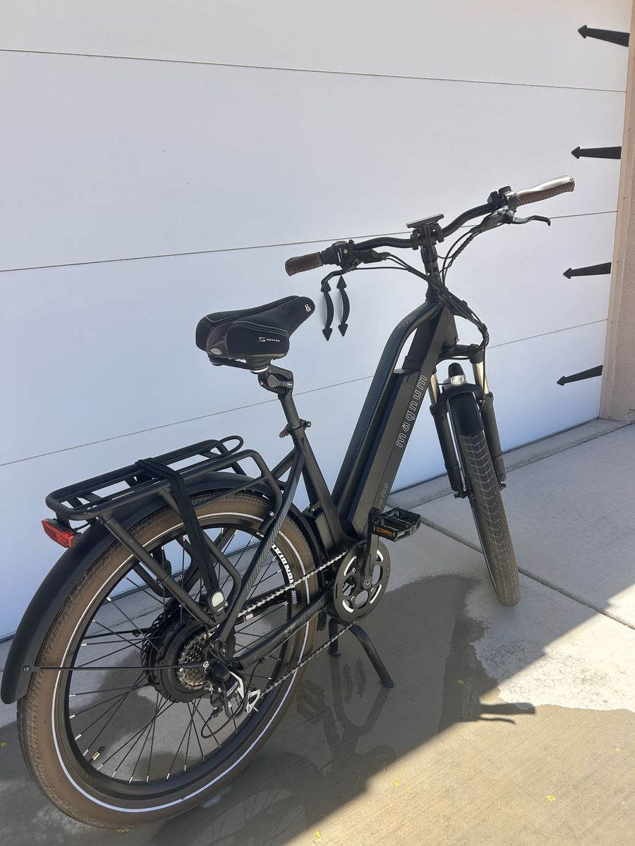 Magnum Metro 750 Electric Bike - Black - Excellent Condition E-Bike for Commuting/Leisure