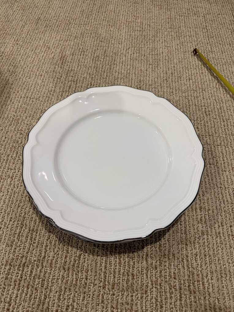 NEW ANTHROPLOGIE SCALLOPED WHITE DINNER PLATES