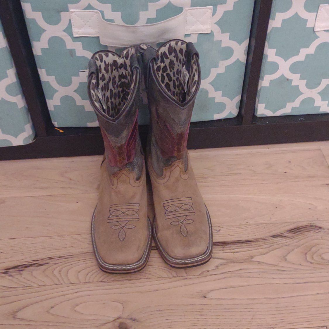 Girls size 2.5 cowgirl boots $30