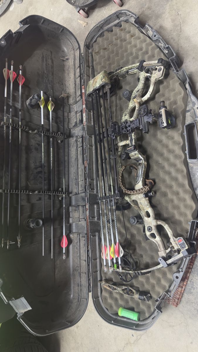 Hoyt Carbon Spyder 30 Compound Bow in Hard Case with Arrows