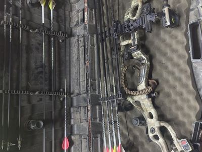 Hoyt Carbon Spyder 30 Compound Bow in Hard Case with Arrows