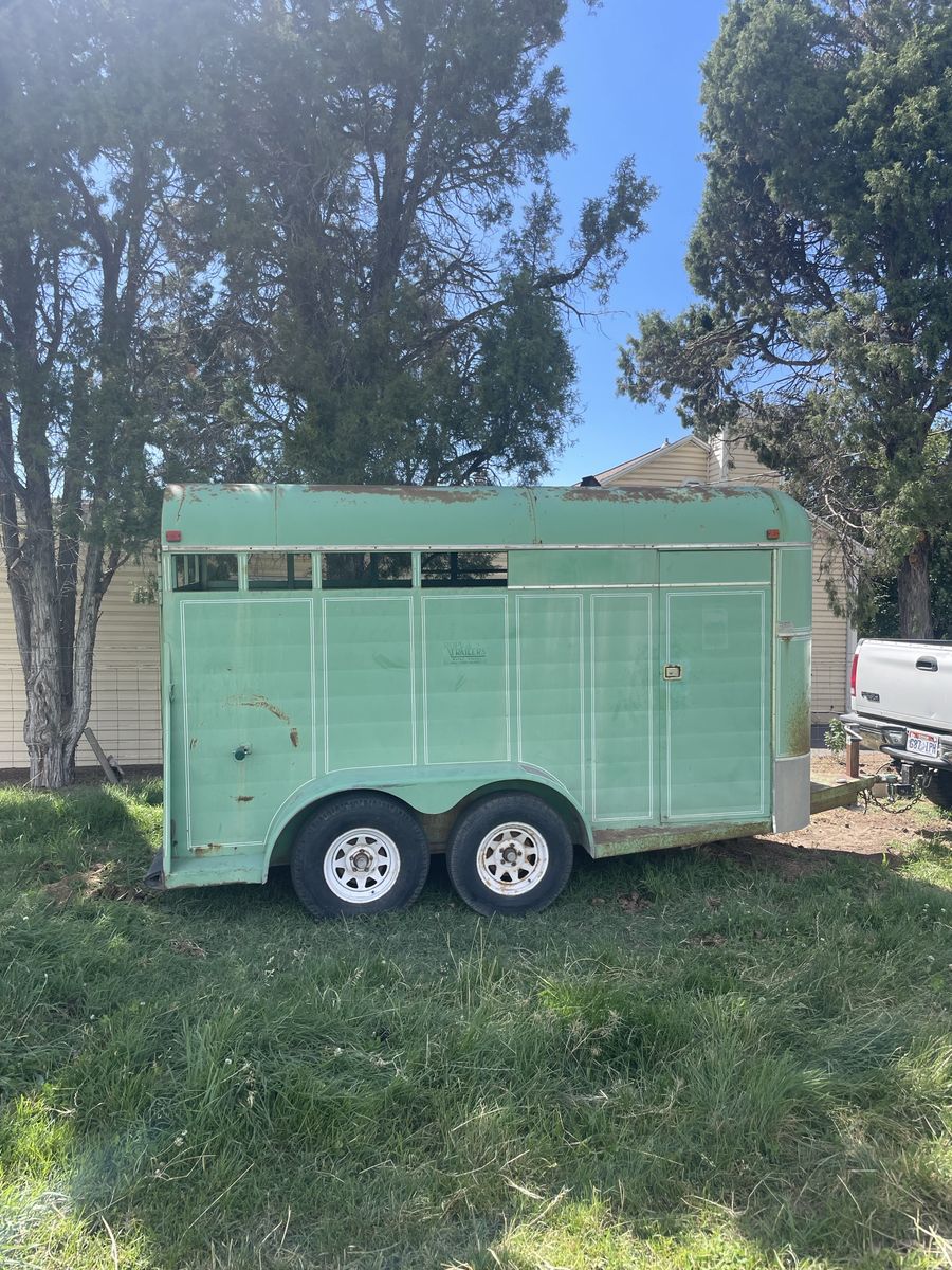 1991 2 horse slant load trailer