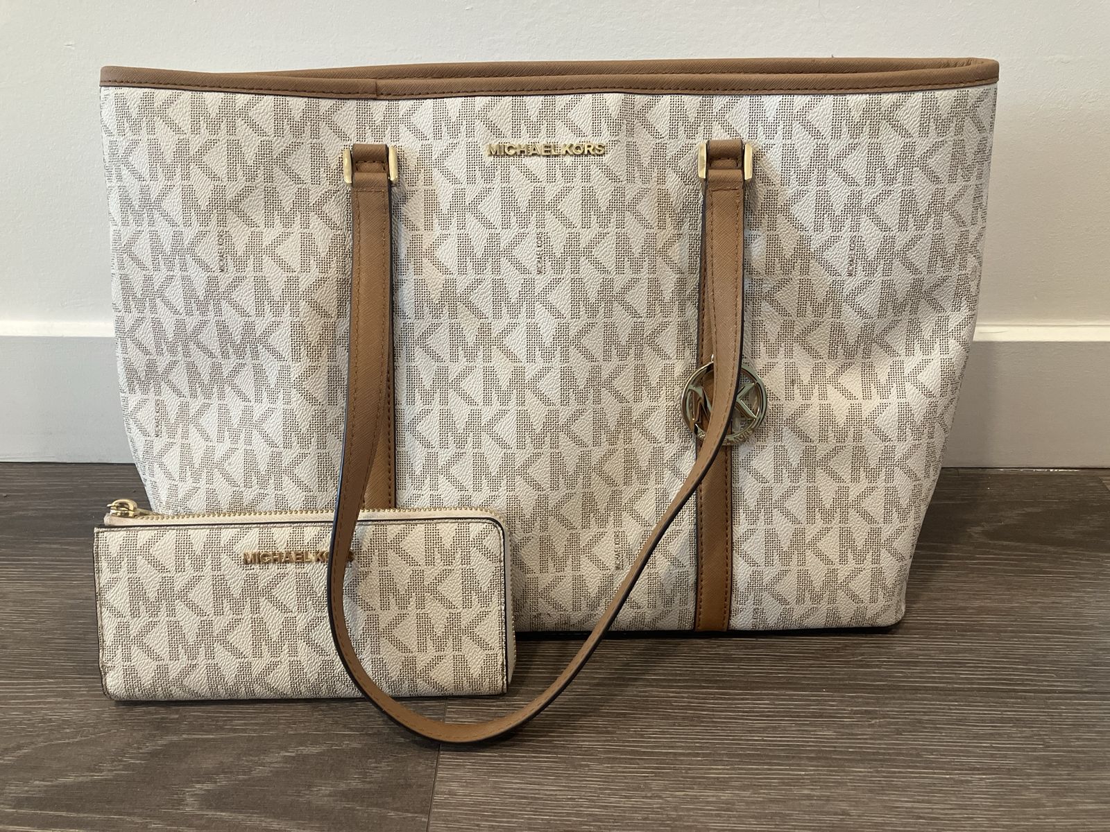 Michael Kors MK Signature Print White/Tan Large Tote Bag & Matching Wallet Set