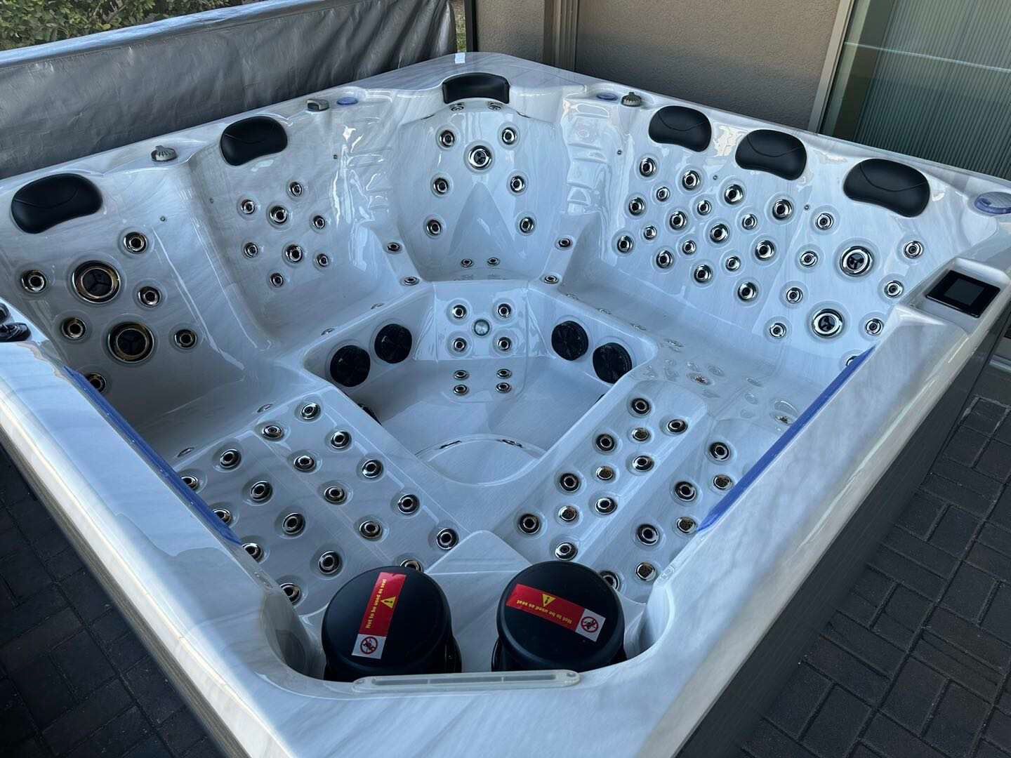 Brand New Hot Tub 133 Jets