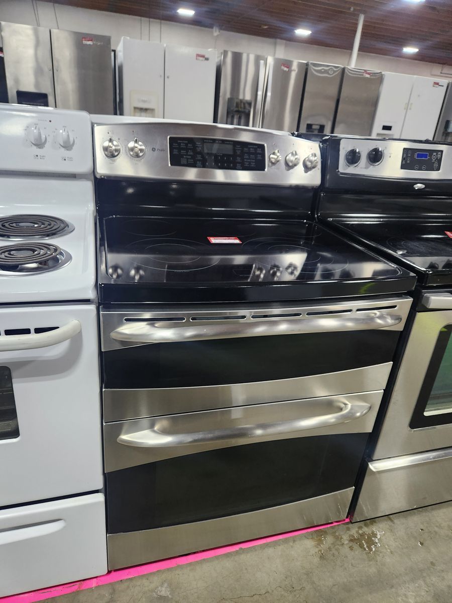 BEAUTIFUL GE PROFILE STAINLESS STEEL DOUBLE OVEN RANGE! W-WARRANTY
