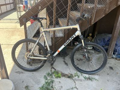 Giant Yukon Mountain Bike - Silver Hardtail with Front Suspension & Disc Brakes