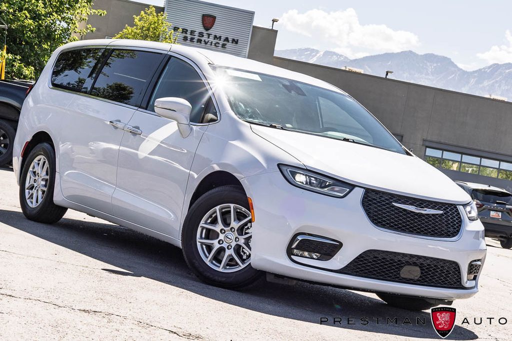 2025 Chrysler Pacifica Select