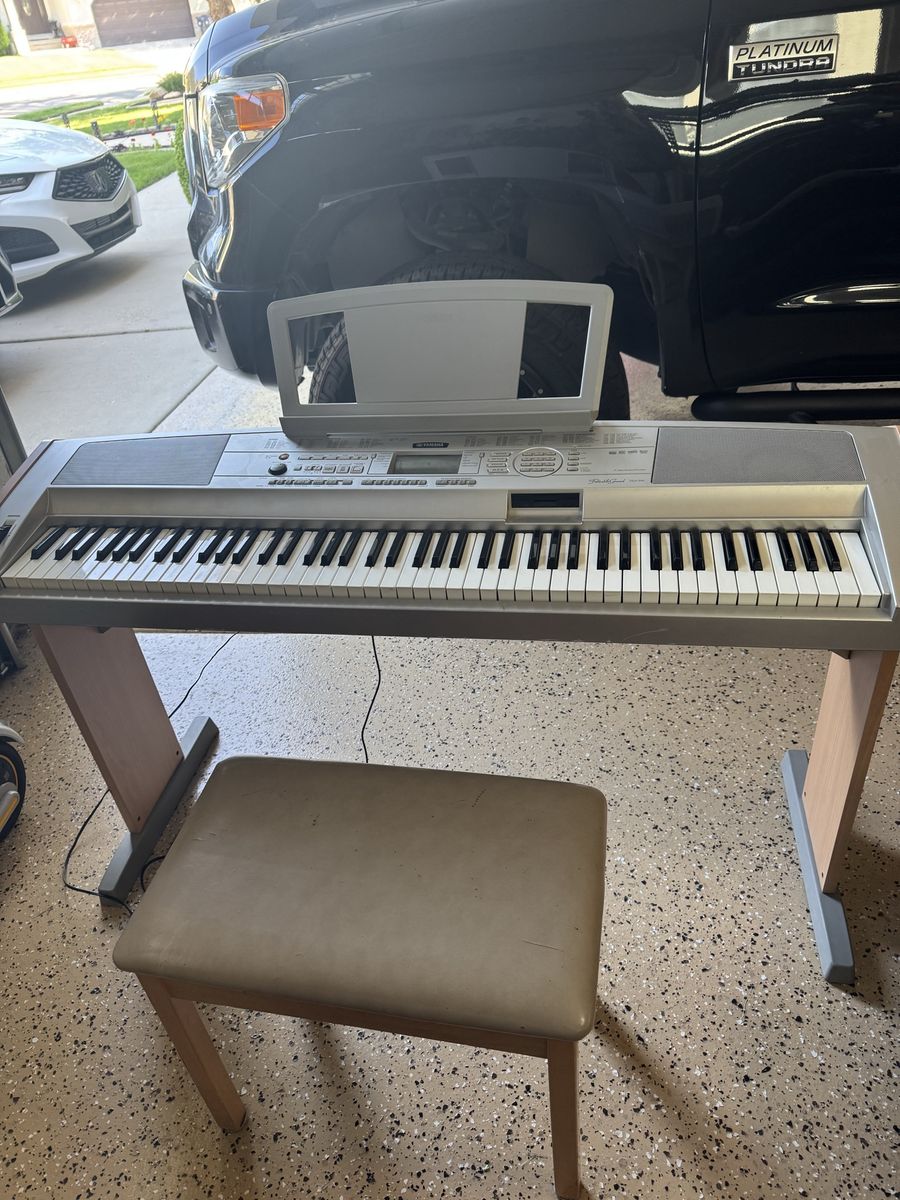 Yamaha keyboard and bench!
