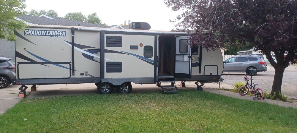 2017 31'  282BHS shadow cruiser Ultralight.