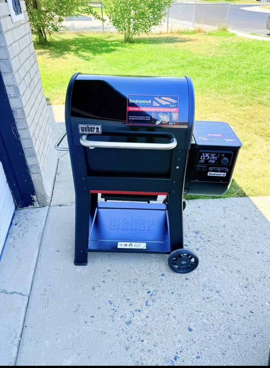 Weber Searwood 600 Wood Pellet Grill & Smoker Black - Like New