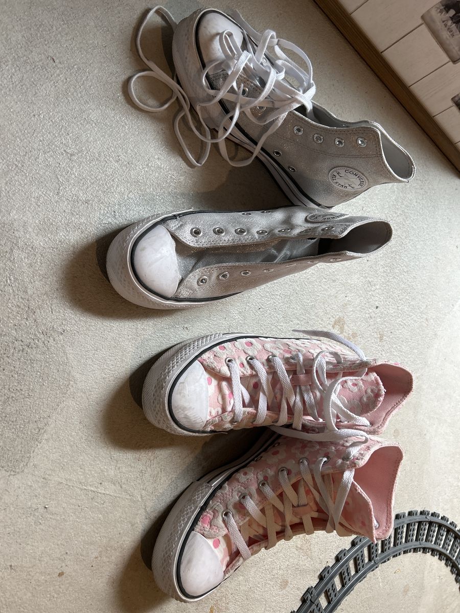Converse girl size 4 Pair - Free