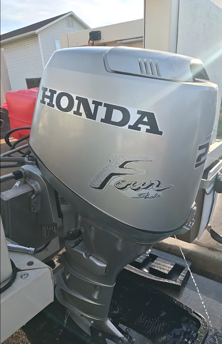 Ultimate fishing tritoon - Honda 4-stroke outboard - Rettey 816-2203