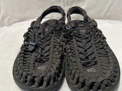 Keen men’s size 11 charcoal, gray beachcomber sandals