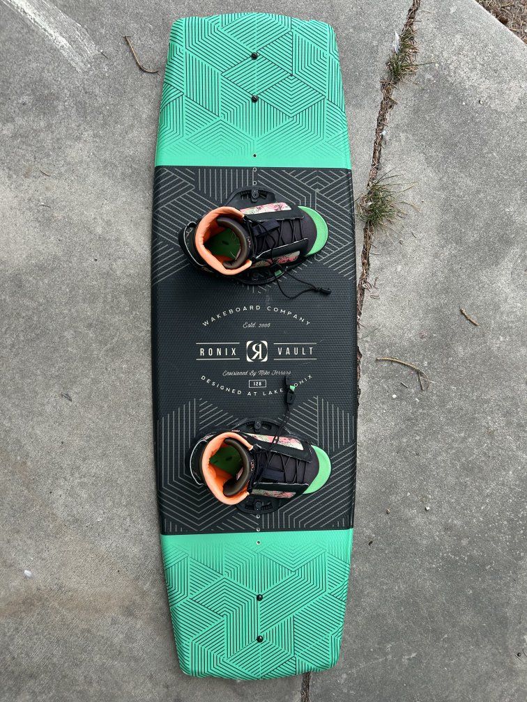 Ronix Vault 128 Wakeboard with Ronix Vision Bindings Setup