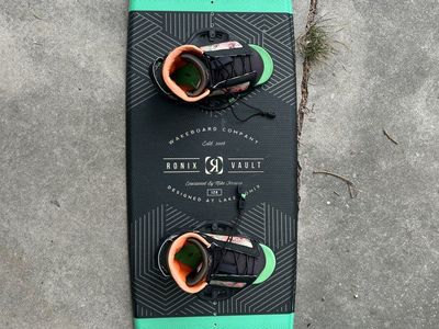 Ronix Vault 128 Wakeboard with Ronix Vision Bindings Setup