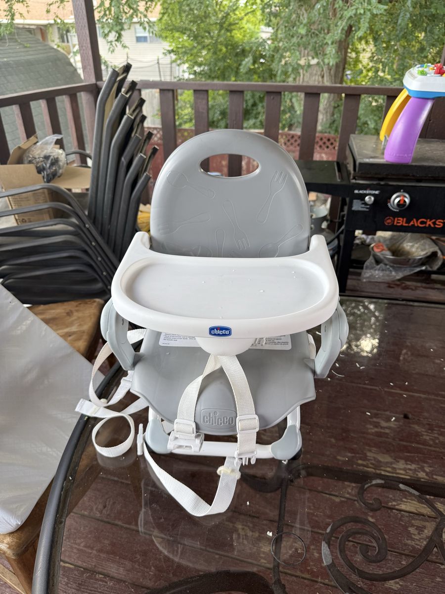 Chicco Pocket Snack Booster Seat - Portable, Adjustable Feeding Chair with Tray, Gray