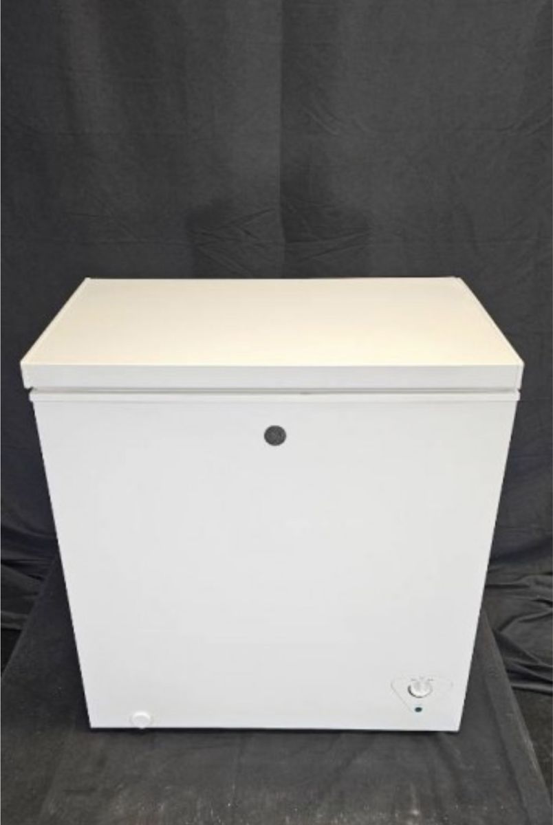 White Compact Chest Freezer with Adjustable Temperature Control