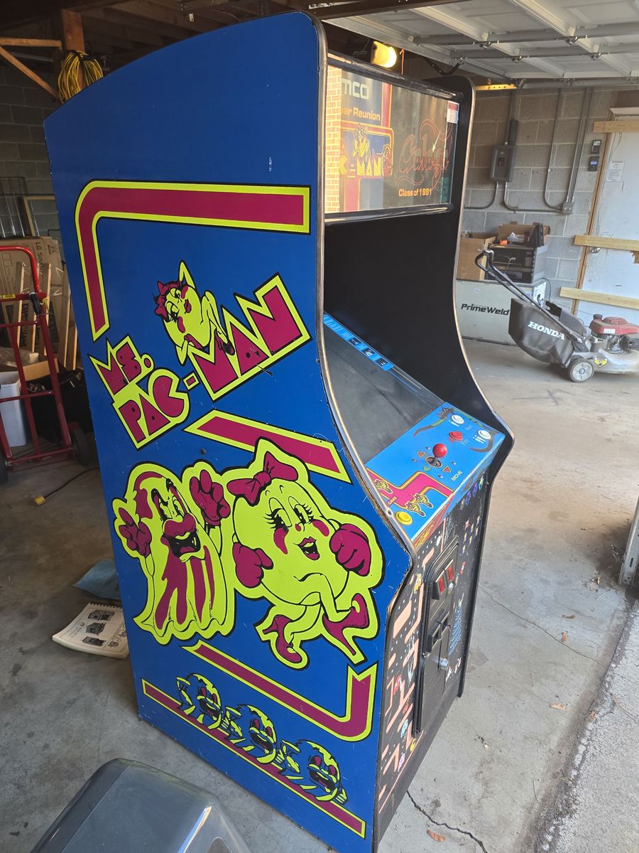 Mrs Packman and Galaga coin arcade year 81