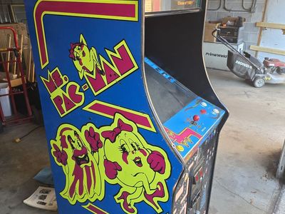 Mrs Packman and Galaga coin arcade year 81