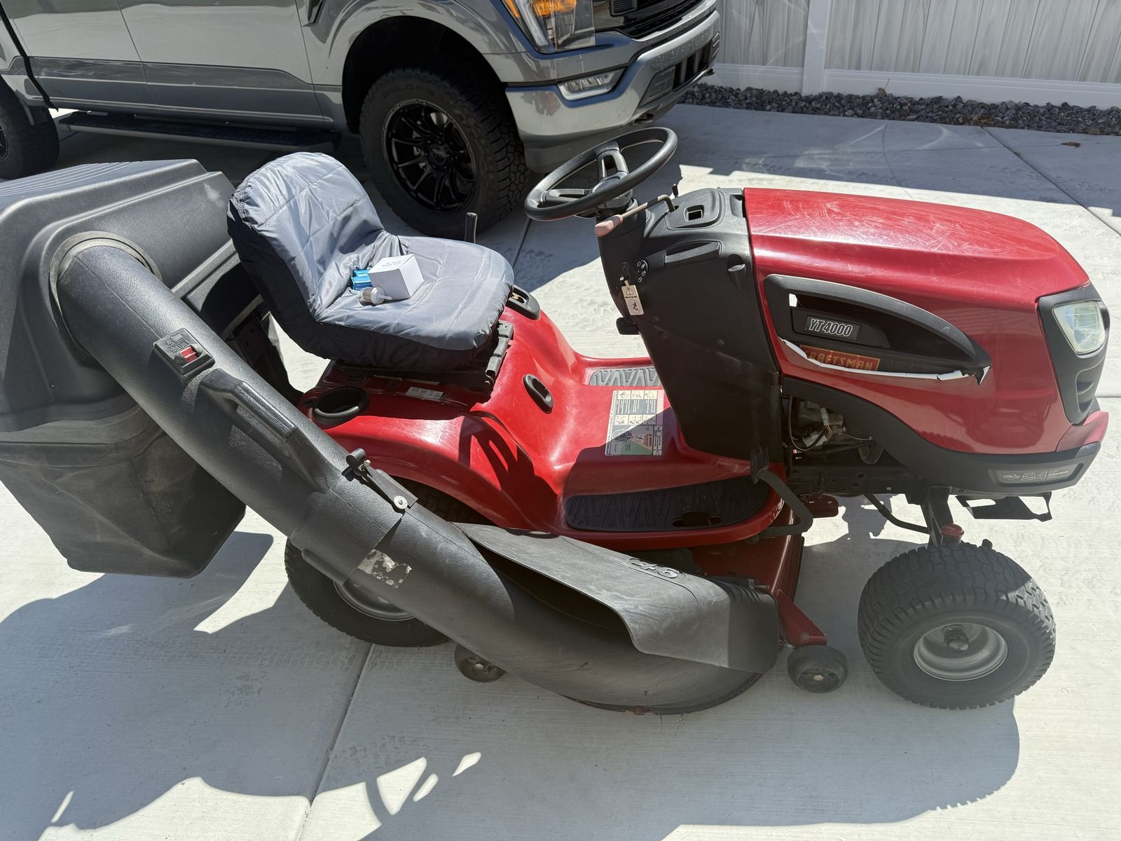 Craftsma YT4000 Riding Mower With Bagger