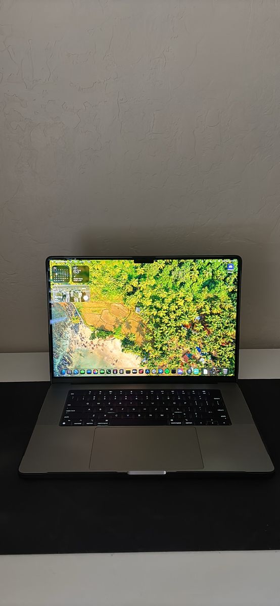 16-inch M1 Pro Max Macbook Pro 32GB RAM 1TB