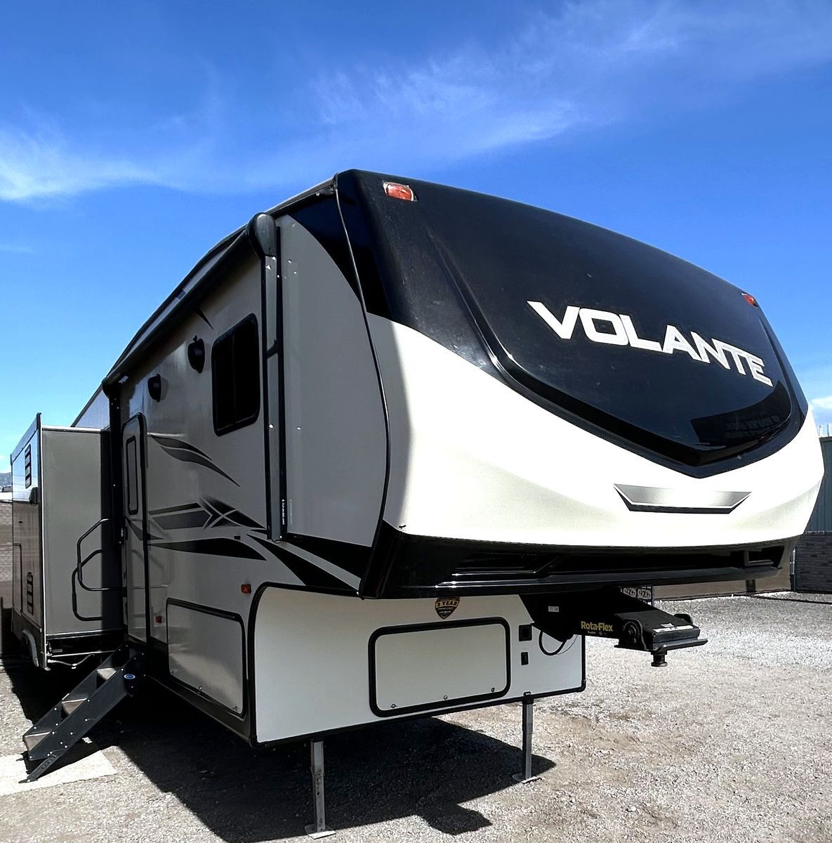 2019 Volante 34 ft 5th Wheel, 4 Seasons, 2 Slides, Sleeps 4, Electric Fire Place, New Battery, Clean Title, Excellent Condition
