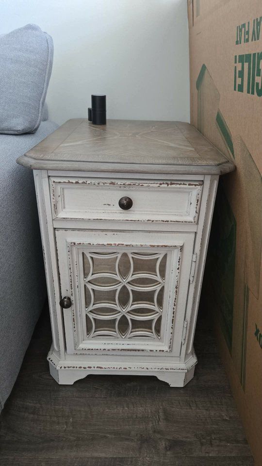 2 Magnolia Nightstands