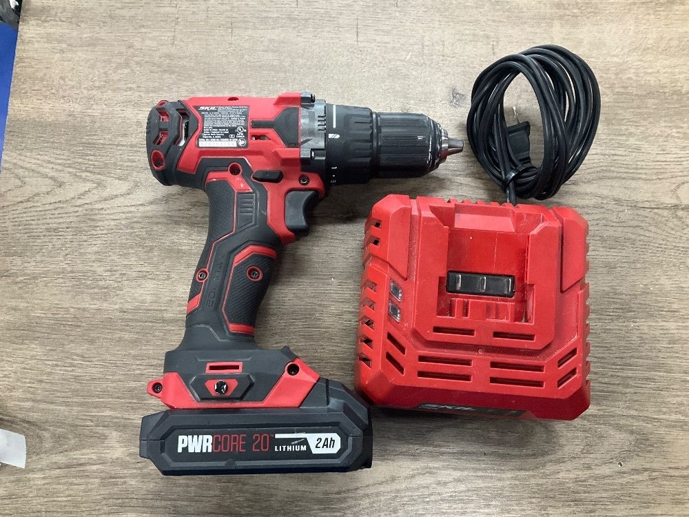 SKIL DRILL WITH BATTERY AND CHARGER