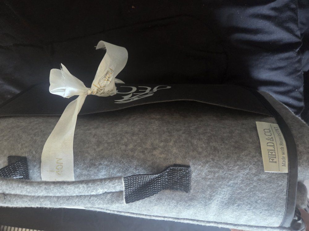 Super Soft & Warm: Features a cozy grey fleece tex