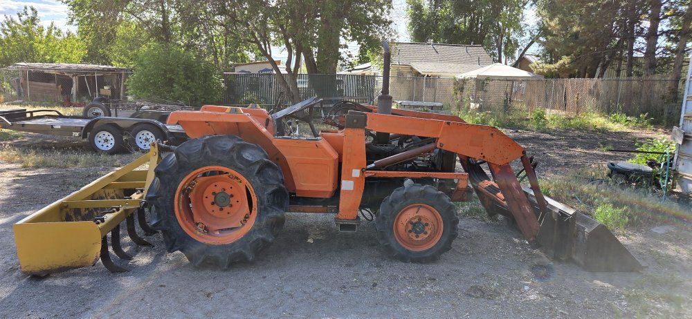 Kubota 4wd 4 cylinder diesel tractor with front end loader