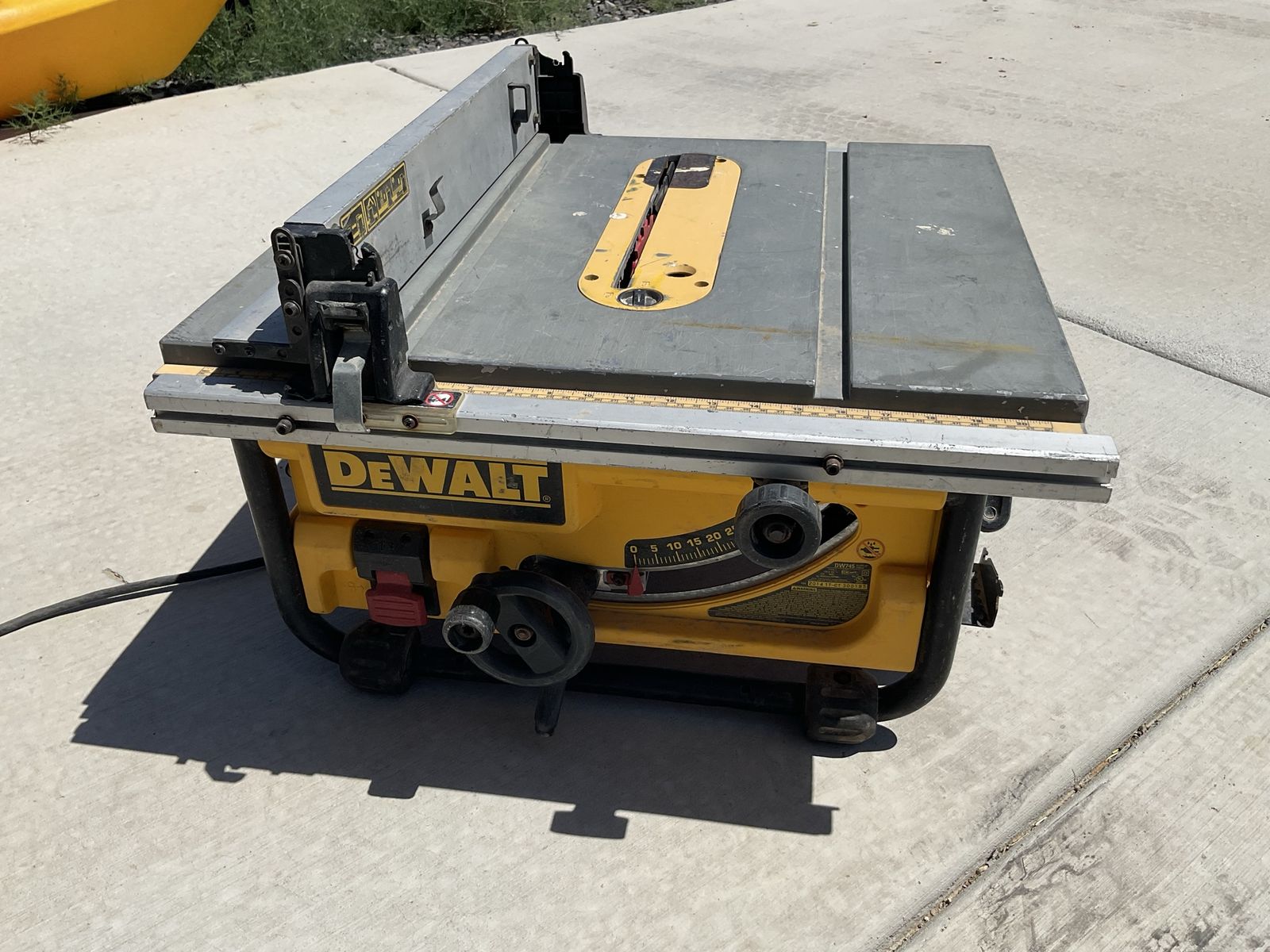 DEWALT Portable Table Saw - Compact Jobsite Saw