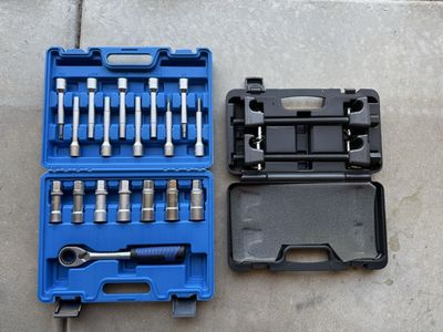 Car suspension tools.