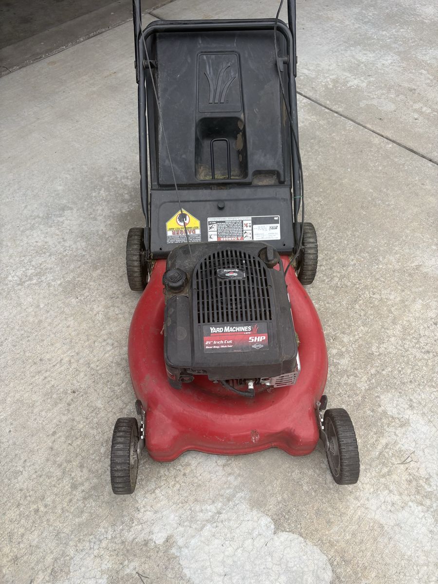 Yard Machines by MTD 21" Lawn Mower 5 HP Briggs & Stratton Gas Push Mower