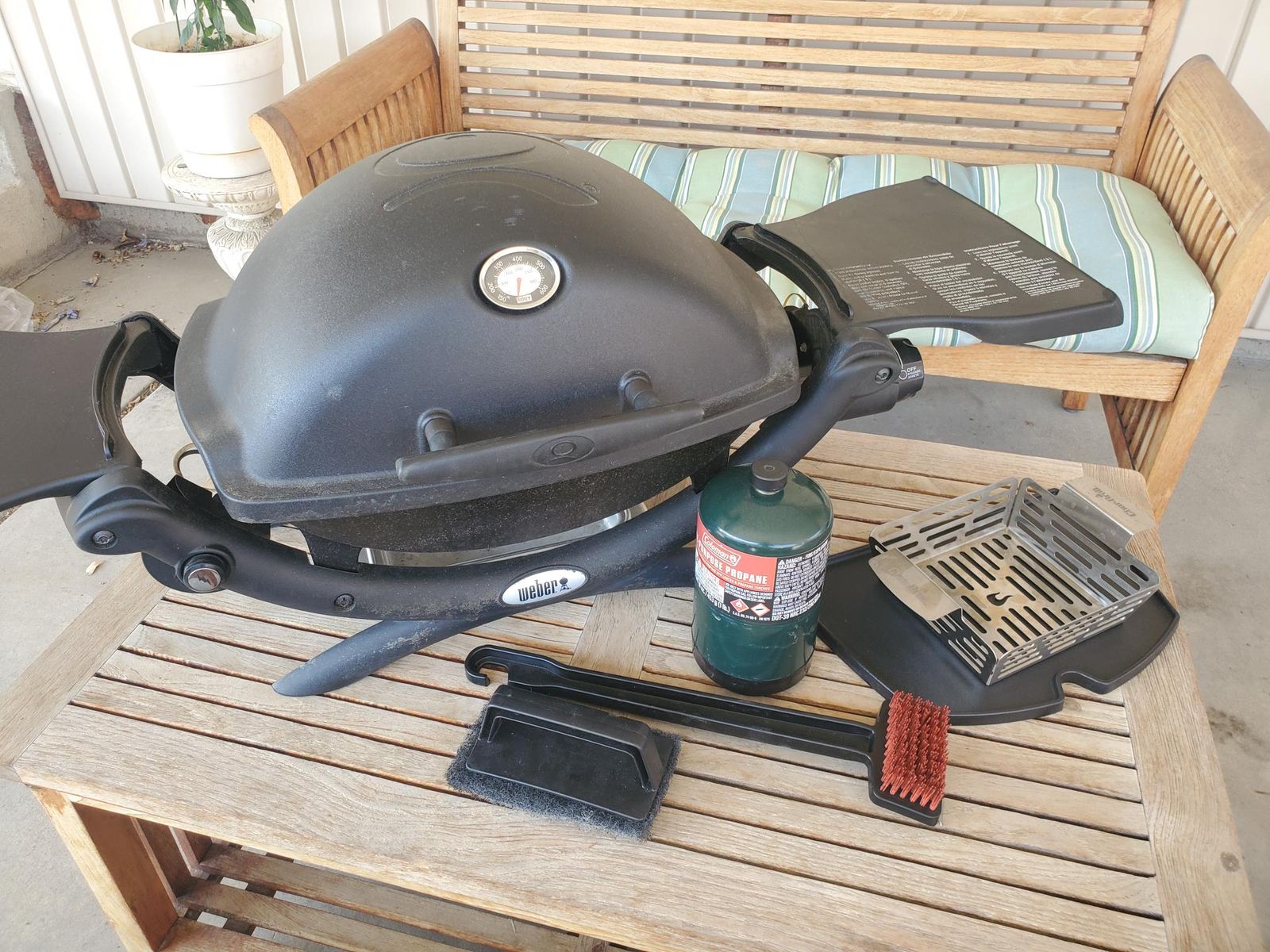 Weber Q 1200 Gas Grill + Accessories